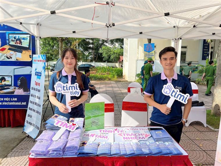 Áo polo đồng phục navy phối hồng cho đội ngũ Timi