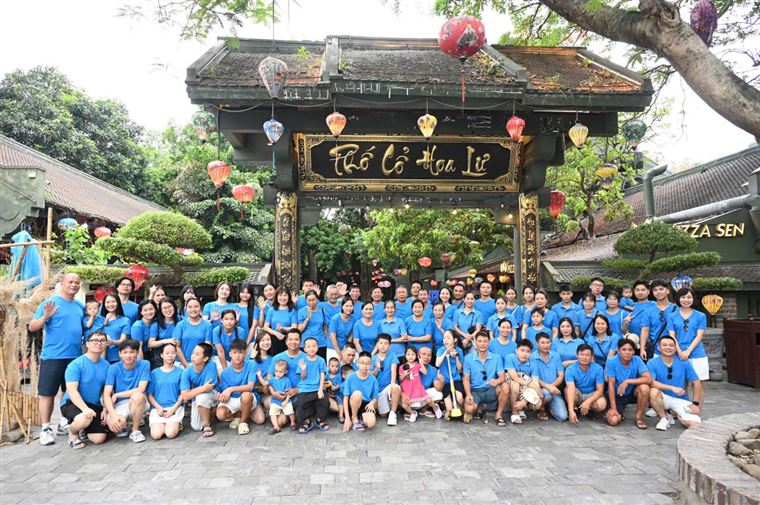 Áo thun đồng phục xanh dương cho hoạt động tập thể ngoài trời